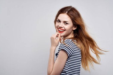 Çizgili tişörtlü güzel bir kadın ve onun el modeli stüdyosu.