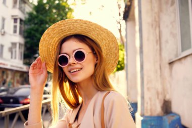 Şapka ve gözlük takan çekici bir kadın.