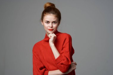 Moda pozu veren şık bir kadın.