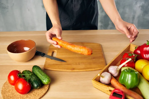 Cucinare donna pranzo a casa vegetariano tagliere cibo — Foto Stock