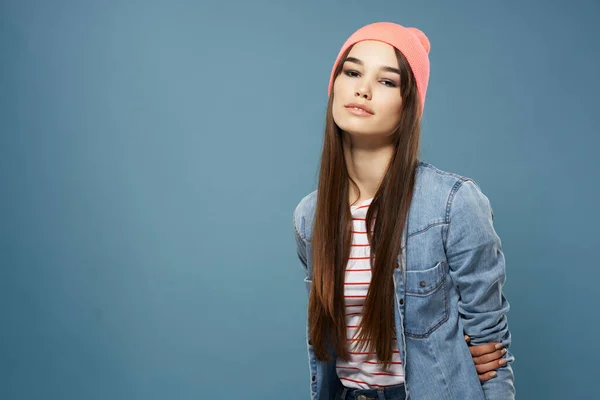 Vidám csinos nő rózsaszín kalap divat modern stílus kék háttér — Stock Fotó