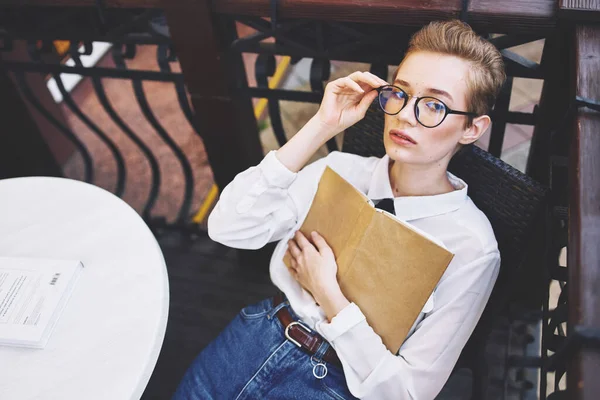 Žena s brýlemi venku v letní kavárně odpočinku vzdělávání — Stock fotografie