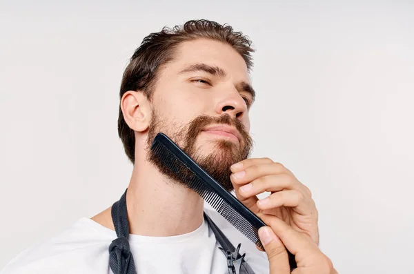 Hombre barbudo moderno peinado profesional — Foto de Stock