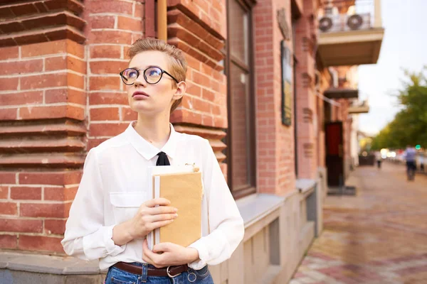 Hezká žena s knihou v jeho rukou venku čtení životní styl — Stock fotografie