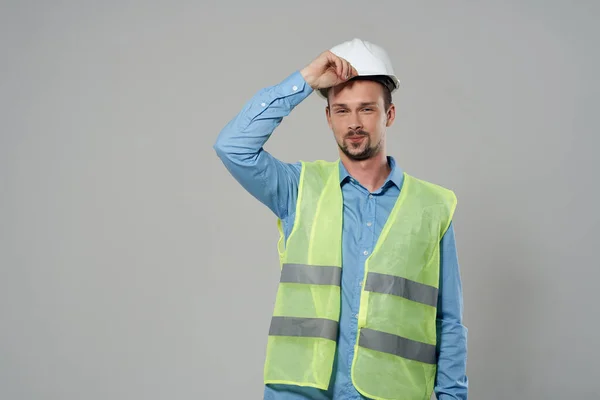 Mannelijke bouwer reflecterende vest emoties professionele licht achtergrond — Stockfoto