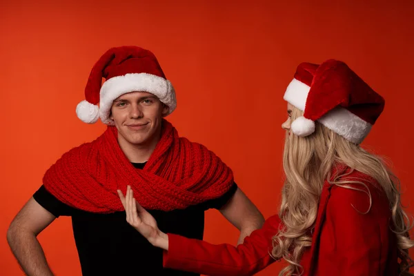 Junges Paar in Neujahrskleidung Weihnachten Urlaub isoliert Hintergrund — Stockfoto