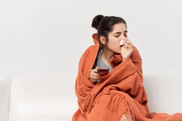 Žena pokrývající se s kostkované zdravotní problém chřipka infekce — Stock fotografie