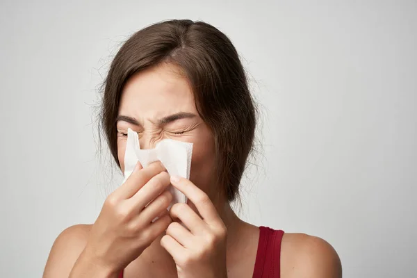 Mujer se limpia la nariz con un pañuelo problemas de salud — Foto de Stock