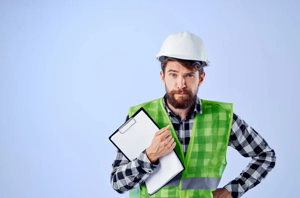 Мужчина строитель с документами и чертежами чертежи синий фон — стоковое фото