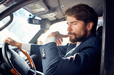 Duygusal bir adam lüks bir hayat tarzı sunan bir araba gezisi yapıyor.