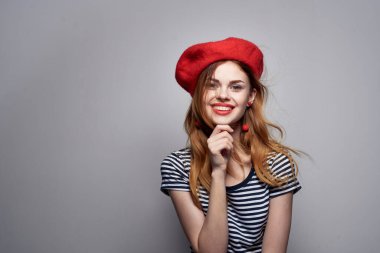 Gözlük takan güzel bir kadın çekici görünüyor. Kırmızı küpeler. Temiz hava.