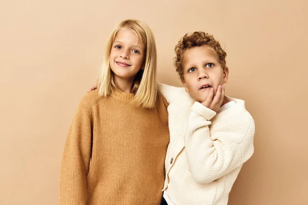 Mignon élégant enfants câlins rire amitié beige fond — Photo