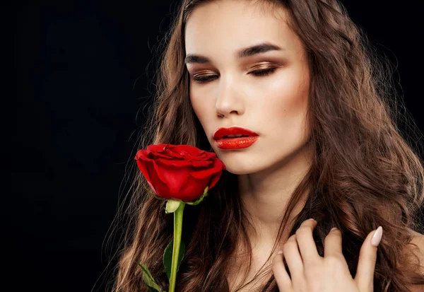 Atraktivní žena nahá ramena červená růže tmavé pozadí — Stock fotografie