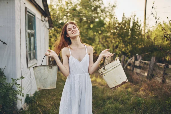 Žena v bílých šatech letní venkov slunce svoboda — Stock fotografie