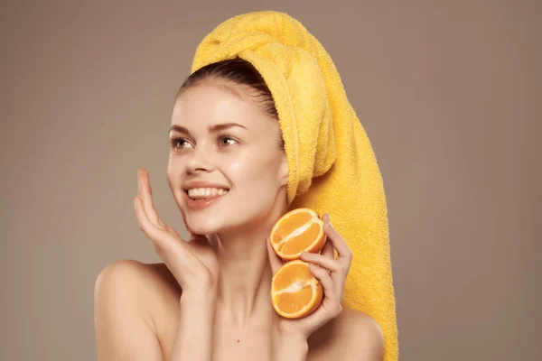 Wanita dengan handuk di kepalanya bahu telanjang vitamin tangerine kulit yang bersih — Stok Foto