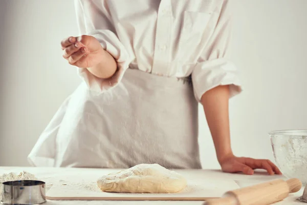 Amassar massa na cozinha assar cozinhar lição de casa — Fotografia de Stock