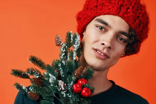 Chico en año nuevo ropa regalos navidad vacaciones fondo naranja — Foto de Stock