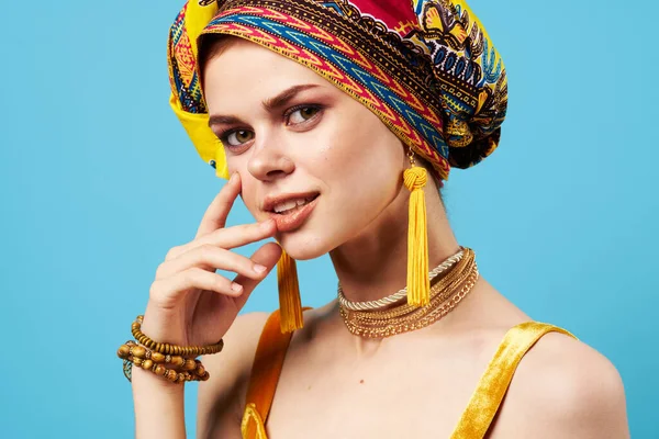 Bella donna in turbante multicolore aspetto attraente Gioielli sorriso isolato sfondo — Foto Stock