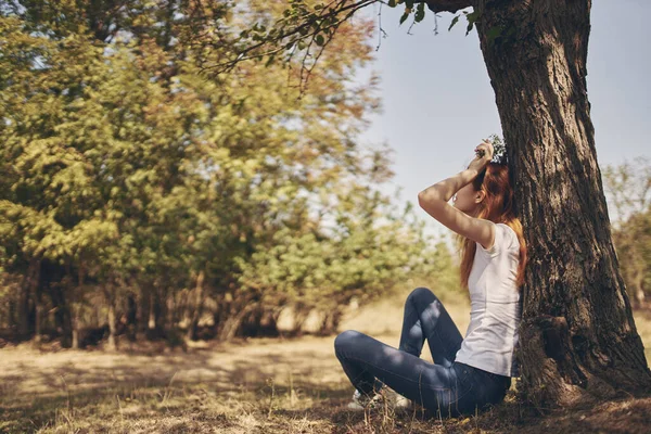 木の性質の近くに座って美しい女性ライフスタイルの夏 — ストック写真