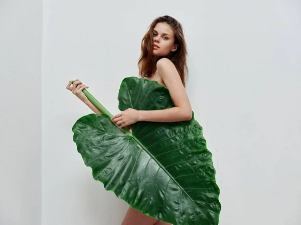Mujer con hoja de palma verde glamour cuerpo desnudo — Foto de Stock