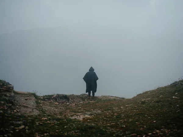 Одинокий человек горы туман природа свежий воздух пейзаж — стоковое фото