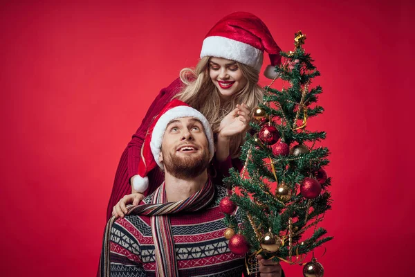 Fröhliches junges Paar Silvester an einem Ort der Weihnachtsferien — Stockfoto