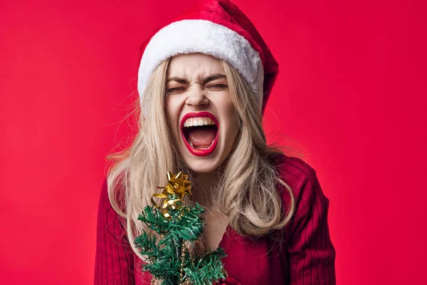Emotivní žena v santa kostým módní vánoční strom s prázdninové hračky — Stock fotografie