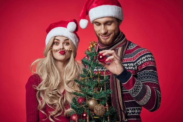 Mann und Frau Silvesterfeier zusammen Weihnachten roter Hintergrund — Stockfoto