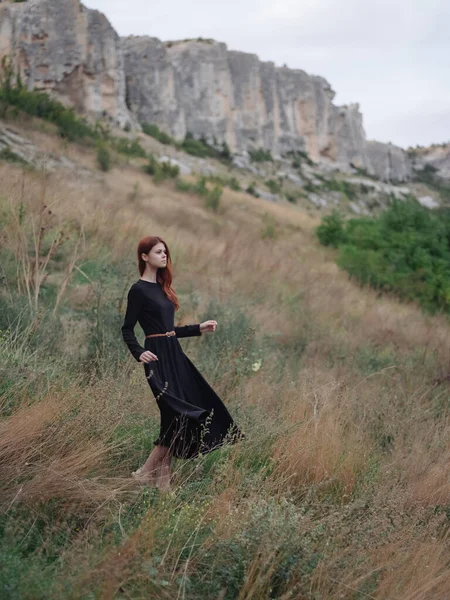 Hübsche Frau schwarzes Kleid zu Fuß Bergtour — Stockfoto