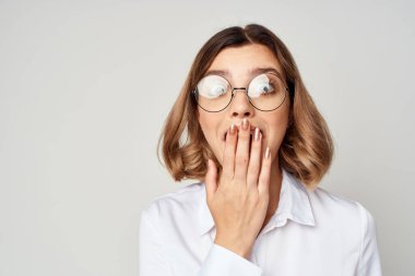 Gömlekli ve gözlüklü neşeli iş kadını.