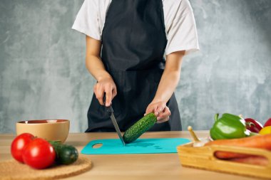 Evde kadın yemeği pişir vejetaryen yemek kesme tahtası