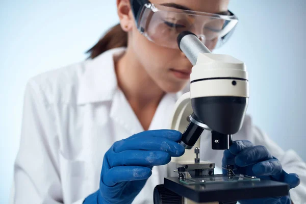 Laboratorio femminile assistente di ricerca scientifica microbiologia — Foto Stock