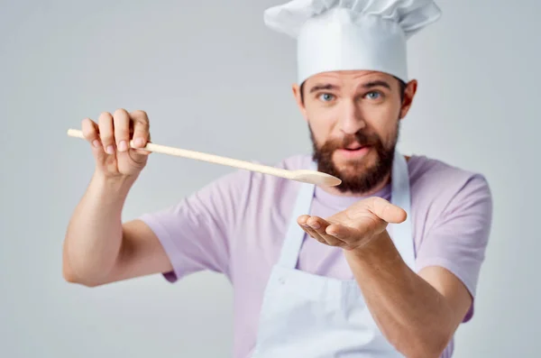 Tabliers de chef masculin joyeux cuisinier professionnel — Photo