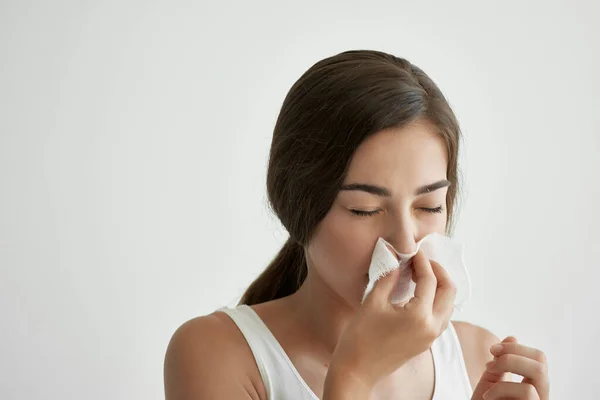 Kobieta w białym zbiorniku top chusteczka katar problemy zdrowotne nosa — Zdjęcie stockowe