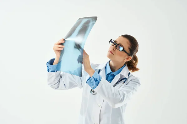 Lékař v bílém plášti vyšetření Professional Studio — Stock fotografie