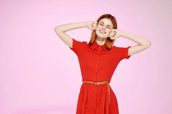 Mooie vrouw in rode jurk hand gebaren luxe geïsoleerde achtergrond — Stockfoto