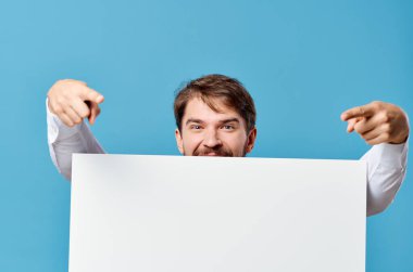 Beyaz bayrak reklamı yapan işadamları mavi arkaplan sunar