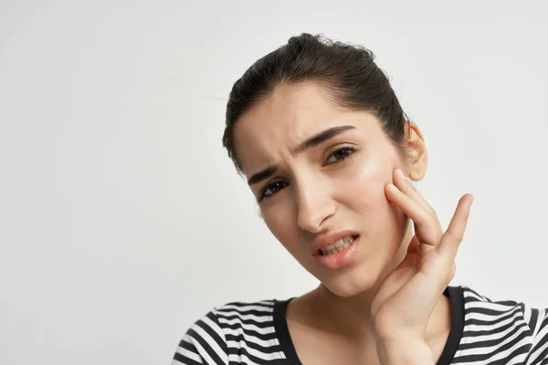 Mulher odontologia problemas de saúde desconforto isolado fundo — Fotografia de Stock