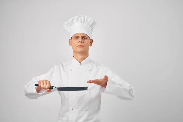 Man författare bildar stekpanna i händer matlagning kök objekt — Stockfoto