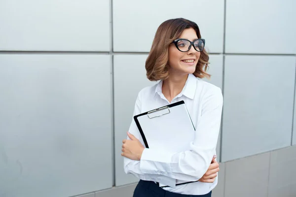 Managerin im weißen Hemd im Freien — Stockfoto