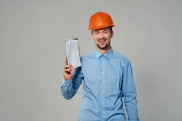 Mann mit orangefarbenem Helm — Stockfoto