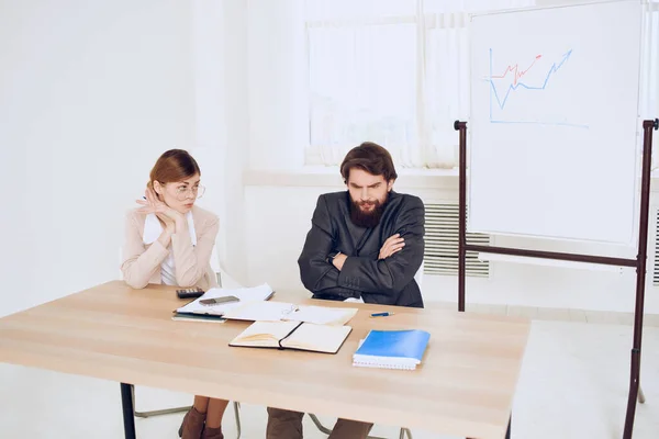 Hombre y mujer de negocios sentado en la mesa de trabajo gritando insatisfacción comunicación emociones — Foto de Stock