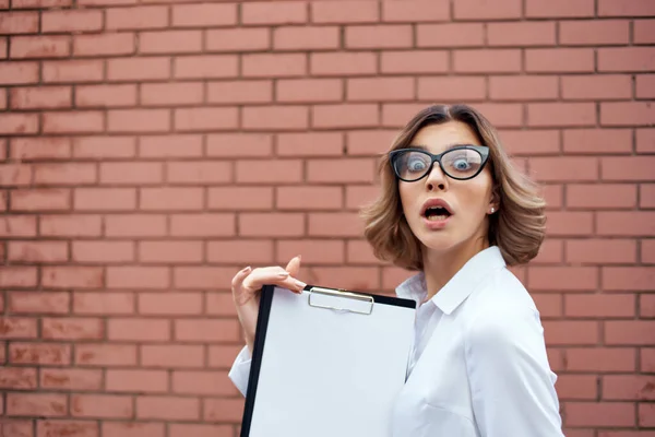 Donna d'affari che indossa occhiali documenti lavoro professionale all'aperto — Foto Stock