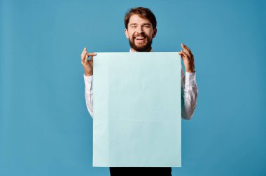 Mavi maket posterli yakışıklı adam imzalı fotokopi alanı izole arkaplan