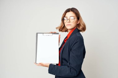 Elinde belgelerle yönetici yaşam tarzı izole edilmiş arkaplan