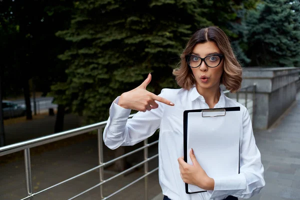 Donna d'affari in camicia bianca per strada con documenti di lavoro — Foto Stock