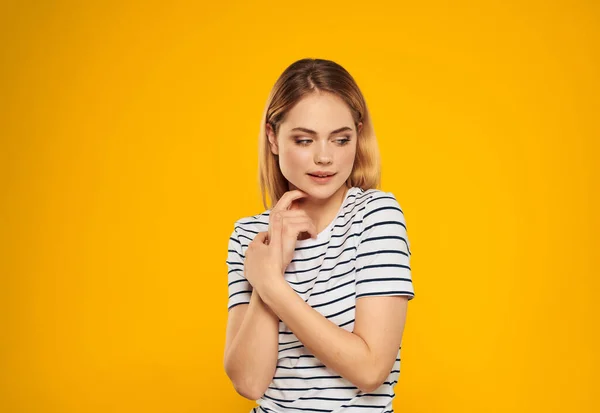 Bela mulher em listrado t-shirt emoções estúdio divertido — Fotografia de Stock