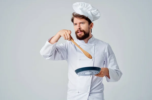남성 요리사 요리 식업의 서비스 제공 — 스톡 사진