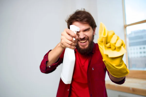 Erkek ev sahibi deterjan temizleme uzmanı — Stok fotoğraf