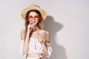 Güzel kadın parlak makyaj beyaz elbise açık arka plan